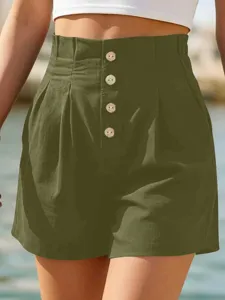 Detailaufnahme von grünen Shorts mit Frontknöpfen und Bundfalten für den Sommerlook.