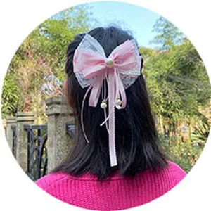 Vista detallada del bonito pasador de pelo con lazo lolita rosa, encaje y perlas.