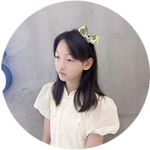 Children bow hair clip detail view, elegant satin fabric bow design, perfect cute hair accessory.