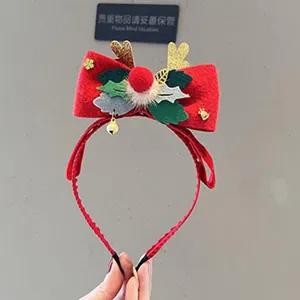 Nahaufnahme des roten Weihnachtshaarreifs mit süßem Hirschgeweih und großer Schleife für Kinder.