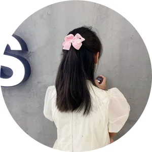 Rosa zweilagige Schleifen-Haarspange für Mädchen, süßes Kleinkind Haaraccessoire Detailansicht.