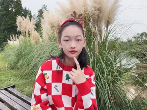 Cerchietto natalizio per bambini con corna di renna e maglione scozzese festivo chic.