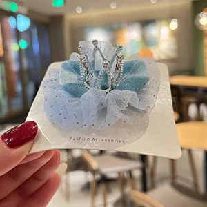 Nahaufnahme der blauen Mesh-Kronen-Haarspange für Kinder mit Strassdetails und Accessoire.