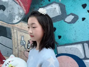 Detailansicht der süßen Kinder Haarspange mit weißer Blütenform, perfekt für kleine Mädchen.
