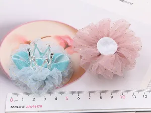 Detailansicht süßer Kinder Prinzessin Krone Haarklammer mit Strasssteinen und Tüll Mesh Design.