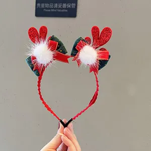 Weihnachtlicher Rentier Geweih Haarreif fuer Kinder mit roter Schleife und flauschigem Pompon