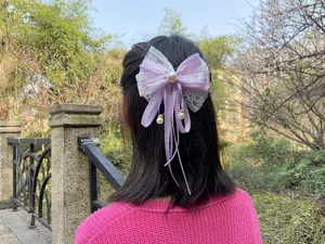 Vista detallada de la bonita horquilla con lazo de encaje morado para chicas dulces.