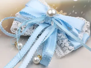 Lindo pasador de pelo con lazo azul claro, encaje blanco y colgante de perla estilo lolita.