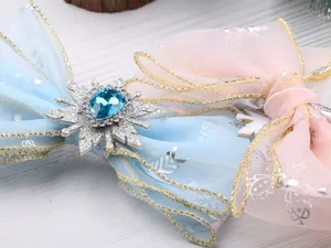 Nahaufnahme Detail der Kinder Eiskönigin Schleife Haarspange mit blauem Mesh Strass.