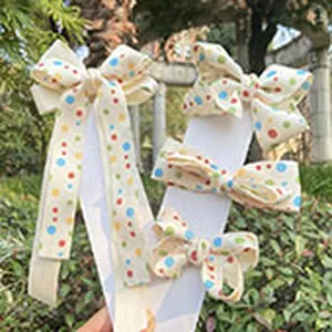 Detailansicht von Kinder Polka Dot Schleifen Haarklammern, süße Sommer Haaraccessoires.