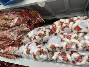 Scatto di dettaglio di accessori per mollette natalizie fai-da-te e mini cappelli di babbo.