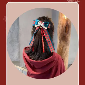 Pince à cheveux nœud écossais de Noël avec ours mignon et clochette, accessoire festif.