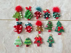 Details niedlicher Weihnachtsbaum Haarklammern für Kinder mit roten Schleifen und Perlen.