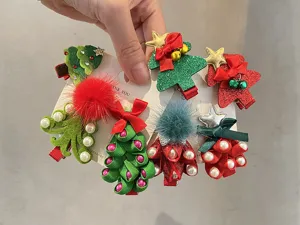 Süße Weihnachtsbaum Haarklammern Set für Kinder mit roten Perlen und Schleifen für Feiertage.