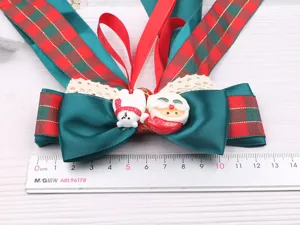 Pince à cheveux nœud écossais de Noël avec Père Noël et petit ours, joli accessoire festif.