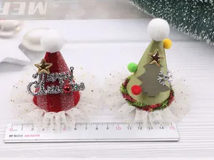 Detailaufnahme von DIY Weihnachtshut Haarschmuck Teilen mit festlicher rot-grüner Dekoration.