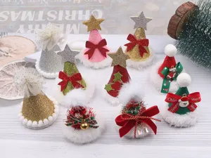 Vista dettagliata degli accessori per fermagli per capelli con cappello di Natale fai-da-te.