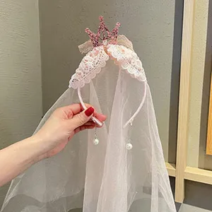 Süßes Mädchen rosa Spitzen Schleier Haarreif mit Strass Krone und Perlen Anhänger für Kinder.