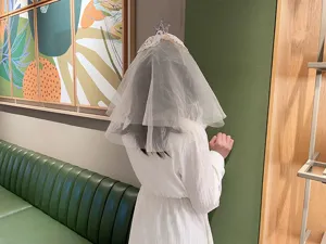 Süßer Strass-Kronen-Haarreif mit Retro-Spitzen Schleier, ideal für Kinder Geburtstag Party.