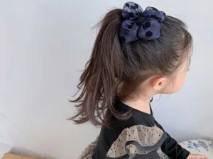 Chiffon Pünktchen Haargummi Detailansicht für süße kleine Mädchen und Kinderfrisuren.