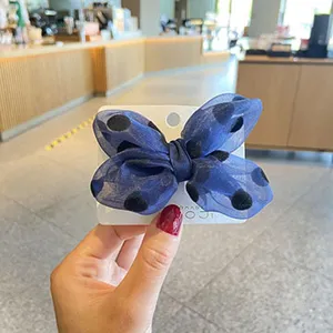 Blaue Organza Pünktchen Schleife Haarspange für Kinder, süßes Sommer Prinzessin Haaraccessoire.