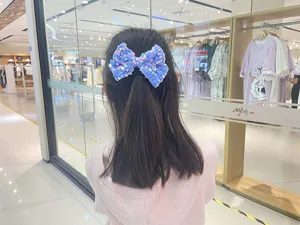 Children's velvet sequin bow hair clip, sparkling sweet hair accessory for cute girls.