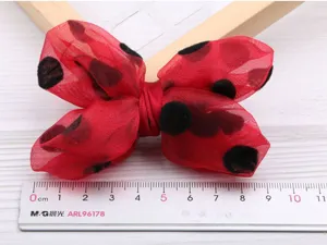 Rote Chiffon Pünktchen Schleife Haarklammer, süßes Haaraccessoire für Mädchen und Kinder.