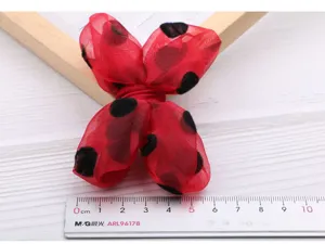 Rote Chiffon Pünktchen Schleife Haarklammer für Mädchen, süßes Organza Haaraccessoire Detail.