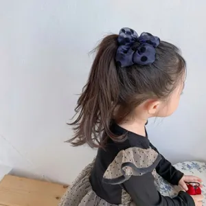 Süßes gepunktetes Chiffon Haargummi für Mädchen, elegantes Haarband und Haaraccessoire.