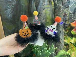 Mollette per capelli di Halloween per bambini con mini cappelli zucca e tulle nero.