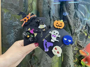 Dettaglio mollette per capelli Halloween, cappello da strega in feltro per feste bimbi.