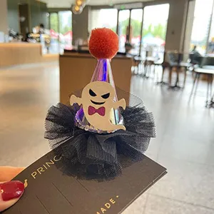 Dettaglio molletta per capelli fantasma di Halloween, cappello luminoso con tulle.
