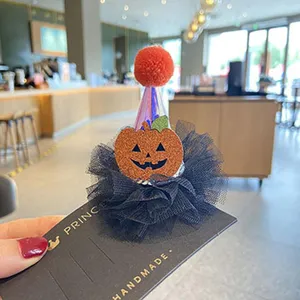 Primo piano dettagliato della molletta per capelli di Halloween con tulle e ponpon.