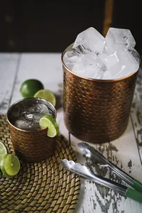 Seau à glaçons en cuivre martelé avec pince pour bar et fêtes à la maison, barware élégant.