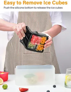 Vue détaillée d'un moule à glaçons en silicone noir montrant la fonction de démoulage facile.