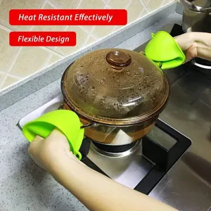 Guantes de horno de silicona resistentes al calor y pinzas para microondas y cocina segura.