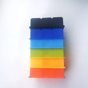 Vue détaillée de bacs à glaçons en silicone colorés empilés avec plusieurs teintes.