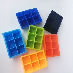 Vue détaillée du bac à glaçons en silicone montrant des moules rectangulaires à 6 grilles.