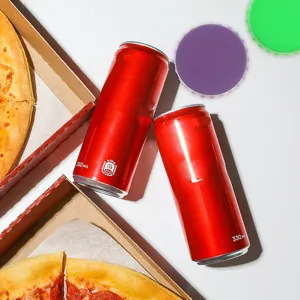 Nahaufnahme von Silikon-Dosendeckeln präsentiert mit Getränkedosen und Pizzakartons flach.