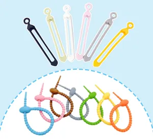 Bridas de silicona coloridas y organizadores de cables para un escritorio ordenado.