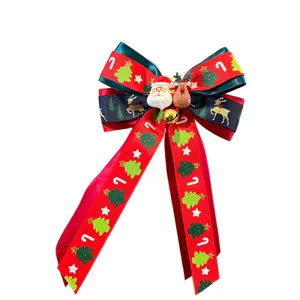 Barrette nœud de Noël avec pendentif renne du Père Noël et rubans festifs pour coiffure hiver.