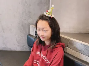 Nahaufnahme des Mini-Weihnachtsbaum-Haarclips, getragen von einem Mädchen für festliches Styling.