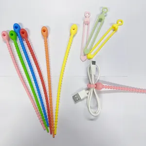 Bridas de silicona de colores, organizadores de cables flexibles y correas para mantener orden.