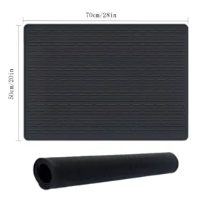 Dettaglio del tappetino per stufa in silicone, grande copertura protettiva nera resistente.
