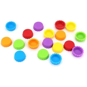 Dettaglio tappi per bottiglia di birra in silicone colorato, coperture sigillanti per cucina.