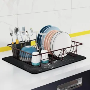 Set scolapiatti da cucina con tappetino in silicone nero per piatti e bicchieri.