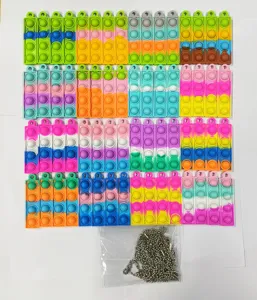 Detailansicht von vertikalen Push-Pop-Fidget-Toy-Silikonblasen mit bunten Ketten für Kinder.
