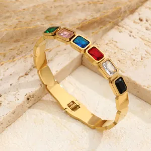 Goldenes Edelstahl Armband mit bunten rechteckigen Zirkonia Steinen Hauptbild Schau.