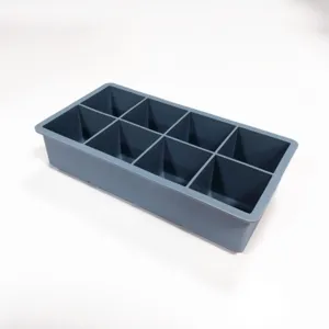 Detailansicht der grauen Silikon 8-Gitter Eiswürfelform, flexible quadratische Form für Küche.