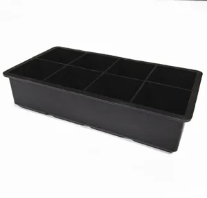 Detailansicht der Silikon Eiswürfelform mit acht quadratischen Fächern in Schwarz.